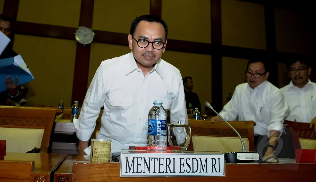 Menteri ESDM Sudirman Said mengikuti rapat kerja dengan Komisi VII DPR RI di Komplek Parlemen, Jakarta, Rabu (08/04/2015). Rapat tersebut diantaranya membahas kenaikan harga BBM, listrik, gas, serta pengelolaan blok Mahakam. (Liputan6.com/Andrian M Tunay)