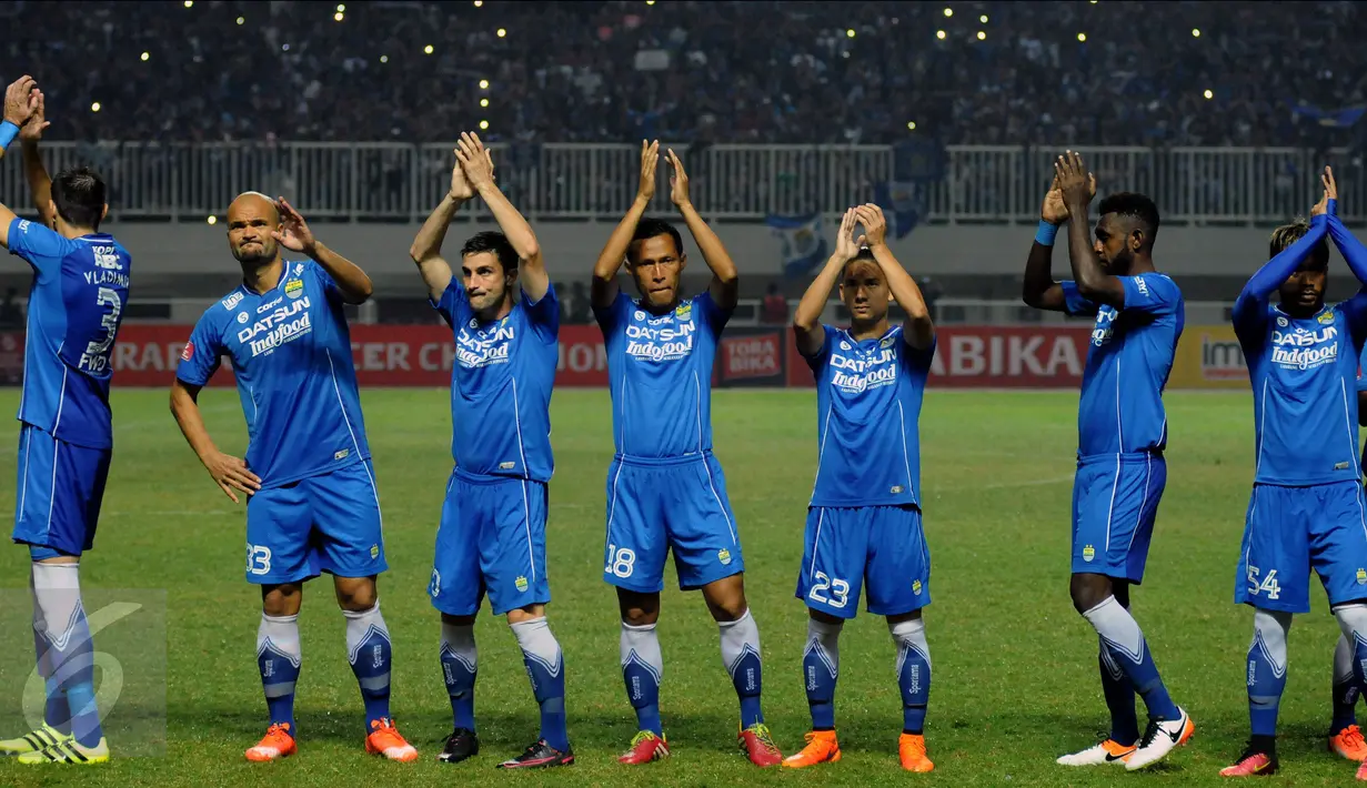Pemain Persib menyapa suporter jelang laga Torabika Soccer Championship presented by IM3 Ooredoo melawan PS TNI di Stadion Pakansari, Kab Bogor, Minggu (21/8). Persib menang 3-0. (Liputan6.com/Helmi Fithriansyah)