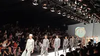 Karya Auguste Soesastro untuk Dewi Fashion Night dalam rangkaian JFW 2020. (Liputan6.com/Dinny Mutiah)