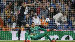 Pemain PSG Edinson Cavani gagal mencetak gol setelah dihadang kiper Madrid Keylor Navas pada lanjutan Liga Chaampions Grup A di Stadion Santiago Bernabeu, Madrid, Rabu(4/11/2015) dini hari. Madrid menang tipis 1-0.  (Reuters / Sergio Perez)