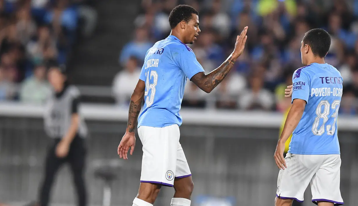 Striker Manchester City, Lukas Nmecha, merayakan gol yang dicetaknya ke gawang Yokohama Marinos pada laga pramusim di Stadion Yokohama, Jepang, Sabtu (27/7). Yokohama kalah 1-3 dari City. (AFP/Charly Triballeau)