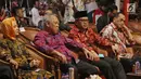 Sekjen PDIP Hasto Kristiyanto bersama Menteri Perhubungan Budi Karya Sumadi (kanan) dan Menteri PUPR Basuki Hadimuljono menghadiri acara Tasyakuran HUT ke-46 PDIP di Tugu Proklamasi, Jakarta, Sabtu (20/7/2019). (Liputan6.com/Herman Zakharia)