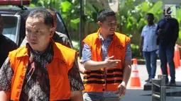 Dua tersangka Bupati Halmahera Timur nonaktif Rudi Erawan (kiri) dan Wali Kota Kendari nonaktif Adriatma Dwi Putra (kanan) menjalani pemeriksaan lanjutan di Gedung KPK, Jakarta, Kamis (15/3). (Merdeka.com/Dwi Narwoko)