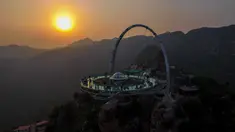 Sebuah panggung berlantai kaca berada di tempat wisata yang berada di pinggir tebing di Shilinxia, Beijing, 30 april 2016. Panggung kaca yang menggantung hingga 32.8 meter dari tepi tebing ini merupakan objek wisata baru di China. (AFP PHOTO/STR)