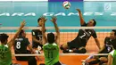 Tim voli duduk putra Indonesia melakukan smash saat berhadapan dengan Iraq pada pertandingan Asian Para Games di GBK, Jakarta, Senin (8/10). Indonesia kalah tiga set langsung dari Iraq. (Merdeka.com/Imam Buhori)