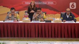 Kapolda Metro Jaya Irjen Karyoto (tengah depan) memberi keterangan terkait kasus dugaan penyalahgunaan wewenang pemblokiran situs judi online yang melibatkan pegawai Kementerian Komunikasi dan Digital (Komdigi). (Liputan6.com/Herman Zakharia)