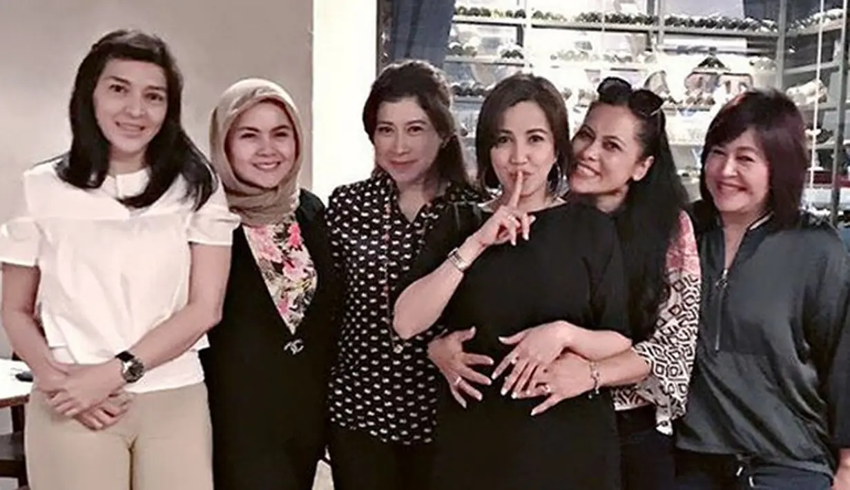 ‎"Makanya, jadi kesal kalau suami ajak makan bebek goreng atau makanan Makassar. Soalnya saya enggak senang, jadi kesal. Tetapi ya sudahlah enggak apa-apa, namanya juga sayang suami, jadi ikutin aja," ucapnya. (Instagram/andisorayabeatrix)