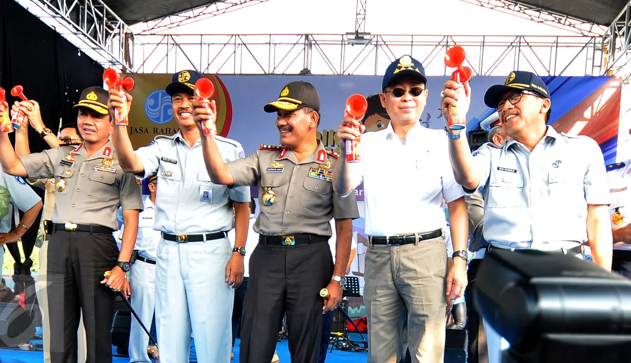 Menhub Ignasius Jonan (kedua kanan), bersama Kapolri Jendral Pol Badrodin Haiti (tengah) dan Dirut Jasa Raharja Budi Setyarso (kedua kiri) melepas mudik gratis di kawasan Parkir Timur Senayan, Jakarta, Sabtu (11/7/2015). (Liputan6.com/Yoppy Renato)