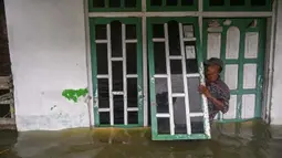 Keputusan untuk meliburkan sekolah dikarenakan air sudah masuk ke dalam ruang-ruang kelas. Salah satu sekolah yang terendam banjir yakni SDN Tempuran dan Taman Kanak-Kanak (TK) Pembina II Sooko. (Juni KRISWANTO/AFP)