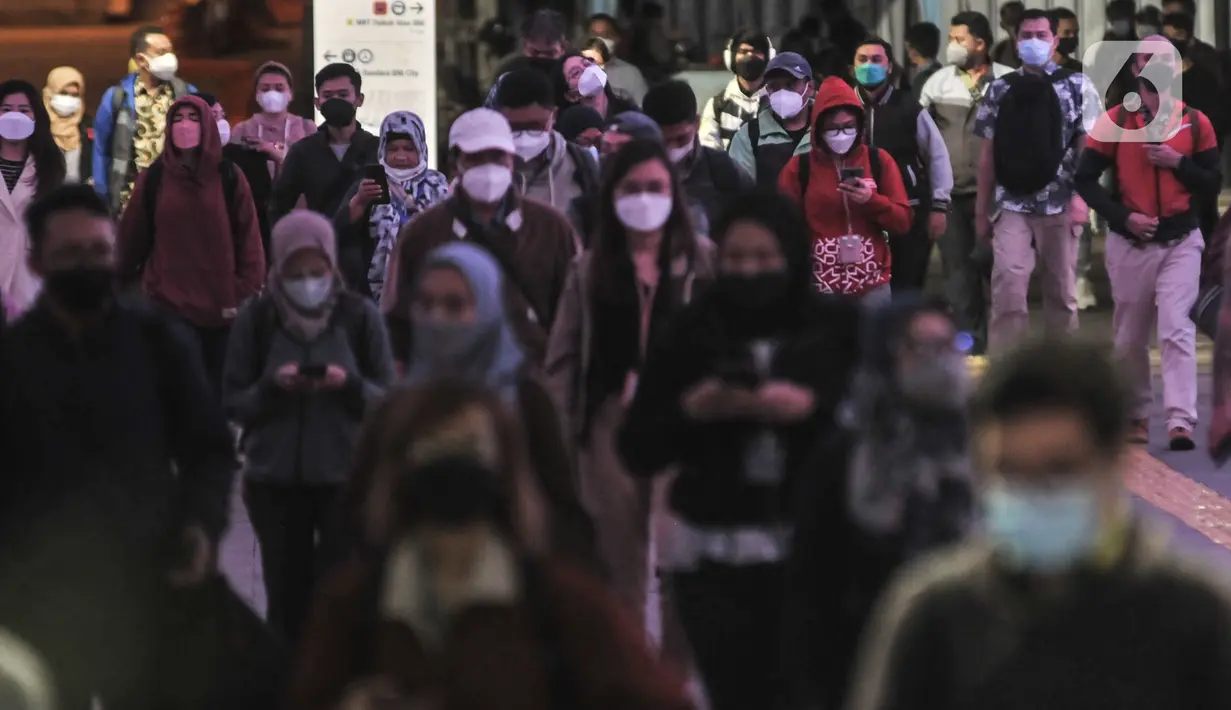 Pejalan kaki melintasi Terowongan Kendal saat menuju Stasiun Sudirman, Jalan Blora, Jakarta, Senin (22/11/2021). Pemprov DKI Jakarta melalui Dinas Perhubungan berencana menjadikan Jalan Blora di depan Stasiun Sudirman sebagai kawasan zona rendah emisi. (merdeka.com/Iqbal S. Nugroho)