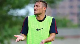Ekspresi Francesco Totti saat berkomunikasi dengan rekannya pada sesi latihan tour pra musim AS Roma di Ohiri Field, Cambridge, Massachusetts, (25/7/2016). (Maddie Meyer/Getty Images/AFP)
