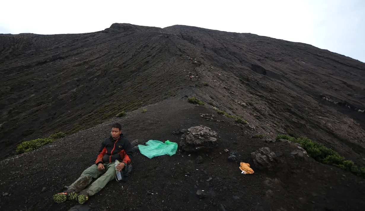 Usai melewati shelter tiga, tanjakan terjal berpasir dan berbatu menjadi tantangan pendaki sesaat sebelum menggapai puncak Gunung Kerinci. Tampak pendaki beristirahat di lereng Gunung Kerinci pada 15 Mei 2015. (Liputan6.com/Helmi Fithriansyah)