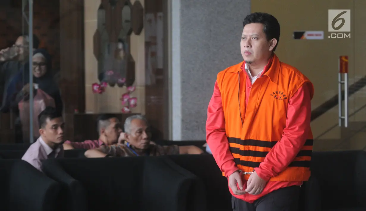 Bupati nonaktif Cianjur Irvan Rivano Muchtar usai menjalani pemeriksaan lanjutan di Gedung KPK, Jakarta, Selasa (2/4). Irvan diperiksa sebagai tersangka untuk pelengkapan berkas dalam kasus dugaan menerima suap anggaran pendidikan dari para kepala sekolah di Cianjur. (merdeka.com/Dwi Narwoko)