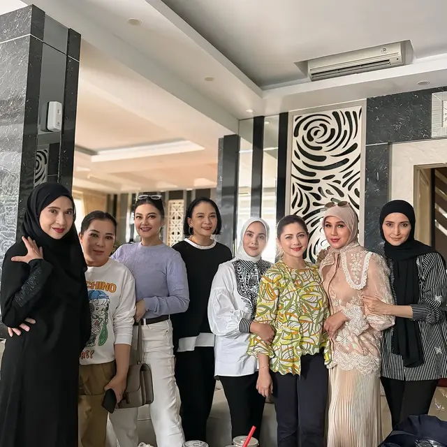 6 Potret Arisan Geng Artis 90an 'HotHits', Reuni Sekaligus Silaturahmi Jelang Ramadan