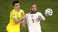 Bek Timnas Inggris Luke Shaw (kanan) tampil mempesona pada pertandingan kali ini. Gol ketiga The Three Lions lagi-lagi melaluin andil umpan matangnya ke jantung pertahanan Ukraina. (Foto: AP/Pool/Alessandro Garofalo)