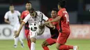 Pemain Indonesia, Irfan Jaya, berebut bola dengan pemain Palestina, Ahmed Qatmish, pada laga Asian Games di Stadion Patriot, Bekasi, Jawa Barat, Rabu (15/8/2018). (Bola.com/Peksi Cahyo)