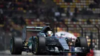 Bagi Hamilton, ini adalah pole position yang ketiga secara beruntun di musim ini. Sebelumnya, pebalap Inggris Raya ini berhasil meraih posisi start terdepan di GP Australia dan GP Malaysia (FRED DUFOUR/AFP)