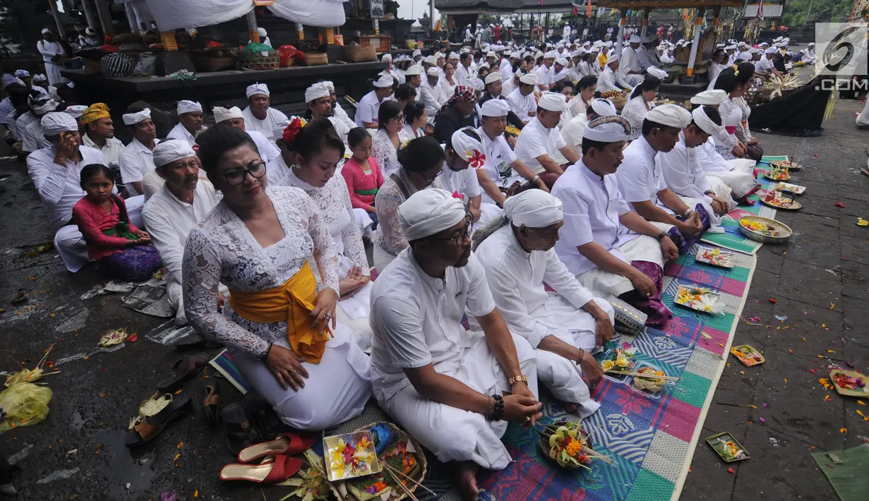Umat Hindu menggelar upacara Purnama Kapat di Pura Besakih yang ada di kaki Gunung Agung, Karangasem, Bali, Kamis (5/10). Ritual setahun sekali tersebut digelar setiap bulan purnama. (Liputan6.com/Gempur M Surya)