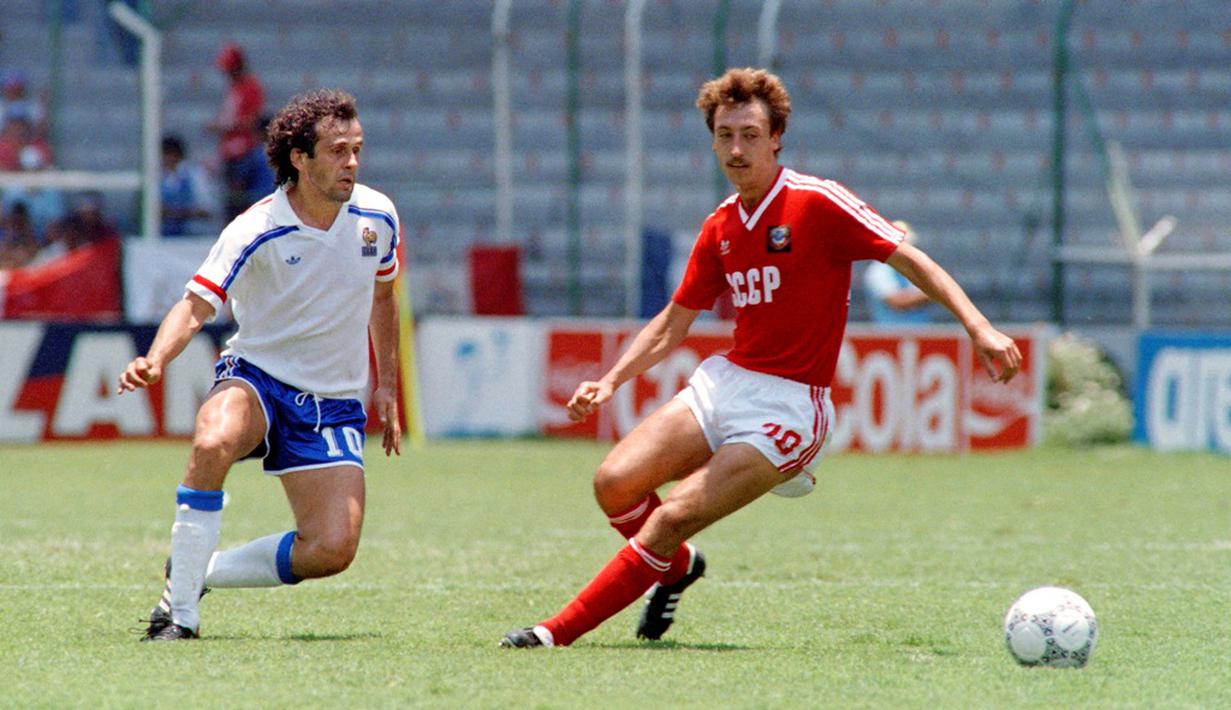 2. Sergei Aleinikov mencetak gol saat pertandingan Uni Soviet melawan Inggris baru berjalan 2 menit 7 detik di Piala Eropa 1988. (AFP)