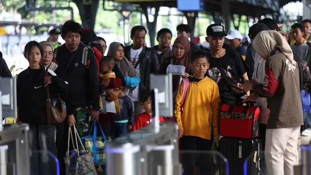 Ribuan Pemudik Padati Stasiun Pasar Senen Jakarta