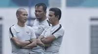 Pelatih Indonesia, Bima Sakti, bersama staf pelatih, Kurniawan Dwi Yulianto dan Kurnia Sandi saat sesi latihan di Stadion Wibawa Mukti, Jawa Barat, Jumat (02/11/2018). Latihan tersebut dalam rangka persiapan jelang laga Piala AFF 2018. (Bola.com/M Iqbal I