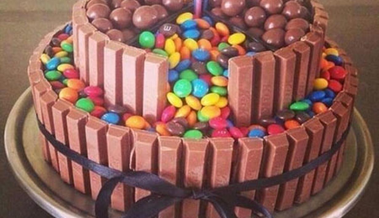 12 Kue  Ulang  Tahun  Berhias Permen Warna  Warni  Cokelat 