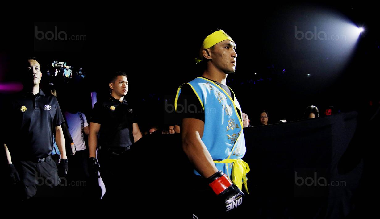 Petarung Kazakhstan, Kairat Akhmetov, saat melawan petarung Filipina, Geje Eustaquio, pada One Champhionship di JCC, Senayan, Sabtu (16/9/2017). Tampil mendominasi, Kairat Akhmetov, menang poin atas Geje Eustaquio  (Bola.com/M Iqbal Ichsan)