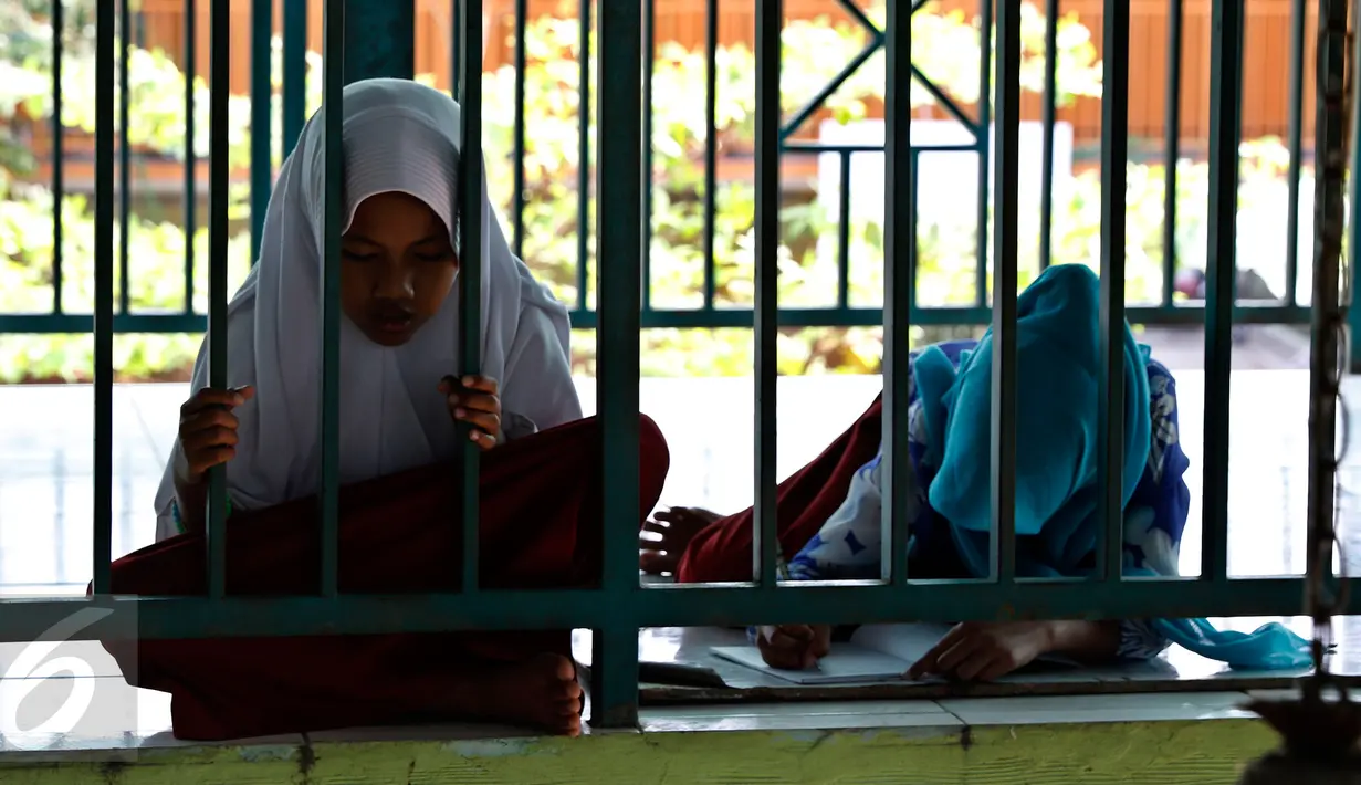 Sejumlah pelajar sekolah Master Indonesia belajar dengan memanfaatkan gerbong kontainer yang disulap menjadi ruang kelas, Depok, Rabu (14/10). Pemkot Depok akhirnya membongkar sekolah tersebut guna perluasan terminal. (Liputan6.com/Yoppy Renato)