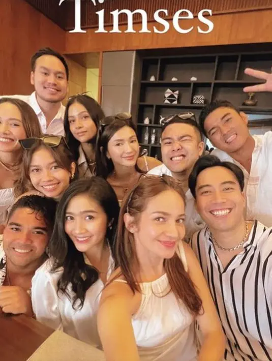 Terlihat kompaknya para sahabat dengan gaya masing-masing berbalut busana serba putih dengan ragam gaya. (Foto: Instagram/ Jessica Mila)