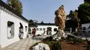 Orang-orang mengunjungi taman tradisional China Liu Fang Yuan di Los Angeles County, California, AS (9/10/2020). Setelah lima bulan tertunda akibat pandemi COVID-19, Huntington Library, Art Museum, and Botanical Gardens akhirnya dibuka dengan memperkenalkan taman tersebut. (Xinhua)