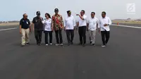 Menhub, Budi Karya Sumadi (kelima kiri) saat meninjau Bandara Internasional Yogyakarta, Kulon Progo, Rabu (24/4). Progres pembangunan Bandara Internasional Yogyakarta hampir 100 persen, sementara progres pembangunan keseluruhannya termasuk domestik mencapai 47 persen. (Liputan6.com/Helmi Fithriansya