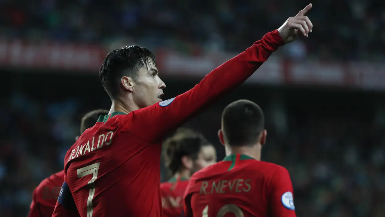 Ronaldo 3 Gol, Portugal Sikat Lithuania Setengah Lusin Gol