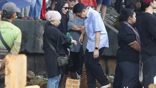 Penuh Makna, Ini Alasan Sahabat dan Keluarga Kompak Kenakan Biru di Pemakaman Vidi Aldiano