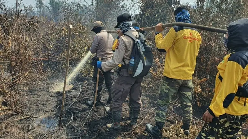 Relawan Karhutla Riau yang sudah dilatih mulai memadamkan kebakaran lahan bersama personel Polda Riau.