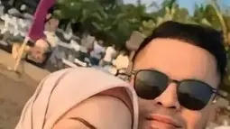 Foto kebersamaan Irish Bella dan Haldy Sabri saat bulan madu ini terlihat romantis. Mereka tengah menyaksikan indahnya alam sambil saling mengenal lebih dalam. (Liputan6.com/IG/@_irishbella_)