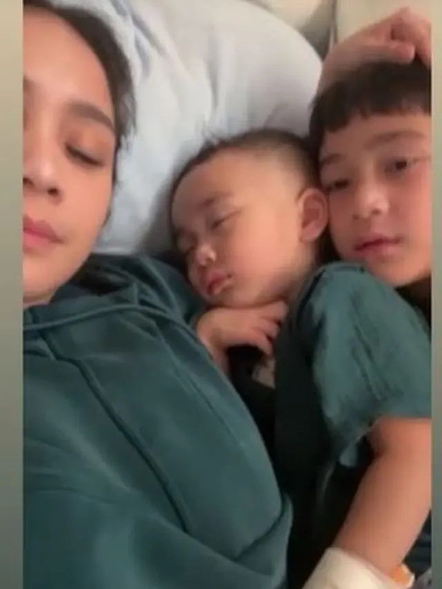 6 Potret Rafathar Peluk Rangkul Rayyanza Saat Sakit, Habis Rontgen Paru-Paru