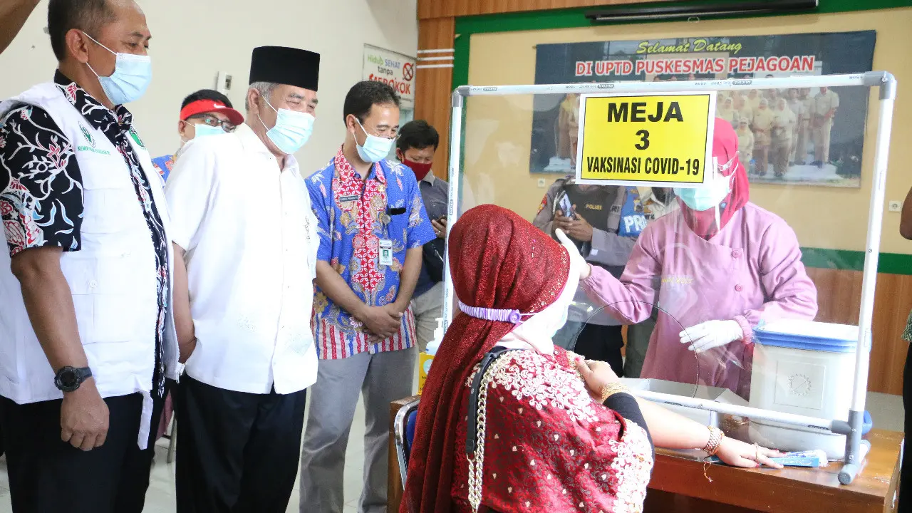 Simulasi pendistribusian vaksin Covid-19 di Kabupaten Kebumen, Rabu (13/1/2021). TNI-POLRI mengawal proses pengiriman hingg ke tempat penyimpanan di Puskesmas. (Foto: Liputan6.com/Polres Kebumen)
