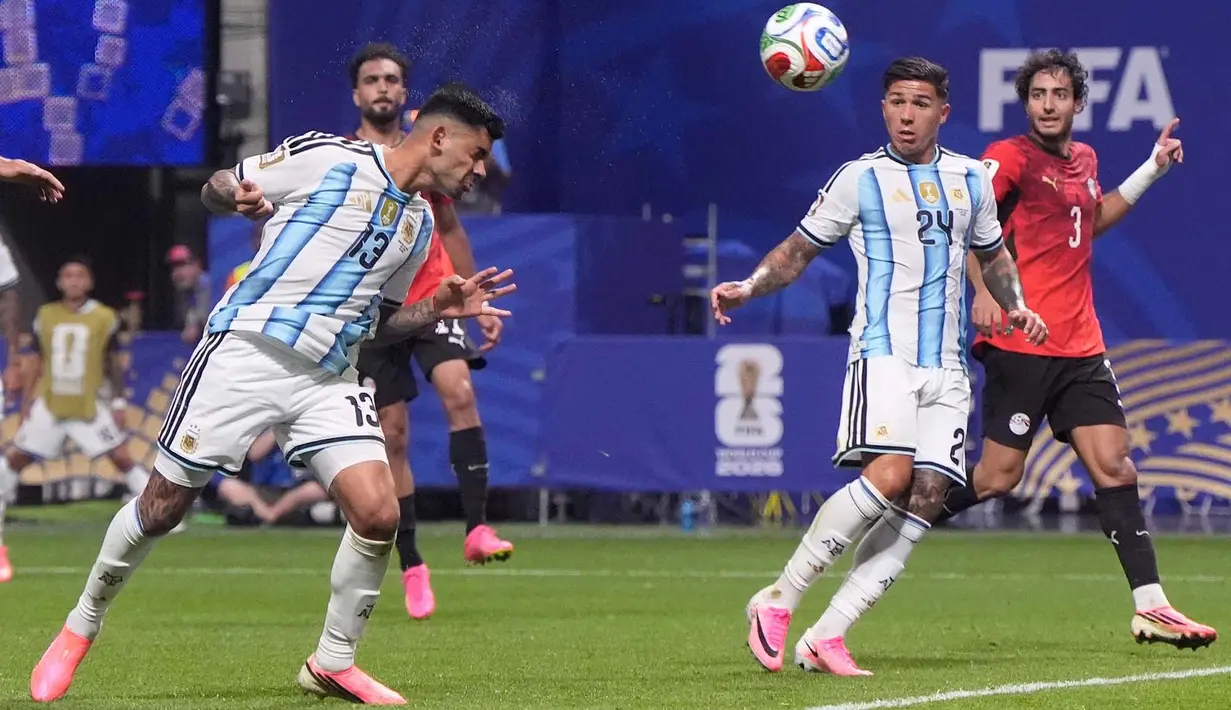 Pemain Argentina Cristian Romero mencetak gol pertama timnya mereka selama pertandingan sepak bola babak 16 besar Piala Dunia antara Argentina dan Mesir di Atlanta, Selasa, 7 Juli 2026. (AP Photo/Mike Stewart)