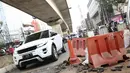 Kendaraan melintasi Jalan Panglima Polim Raya yang mengalami penyempitan di Jakarta, Rabu (8/8). Penyempitan jalan menyebabkan hanya satu jalur yang dapat dilintasi. (Liputan6.com/Immanuel Antonius)