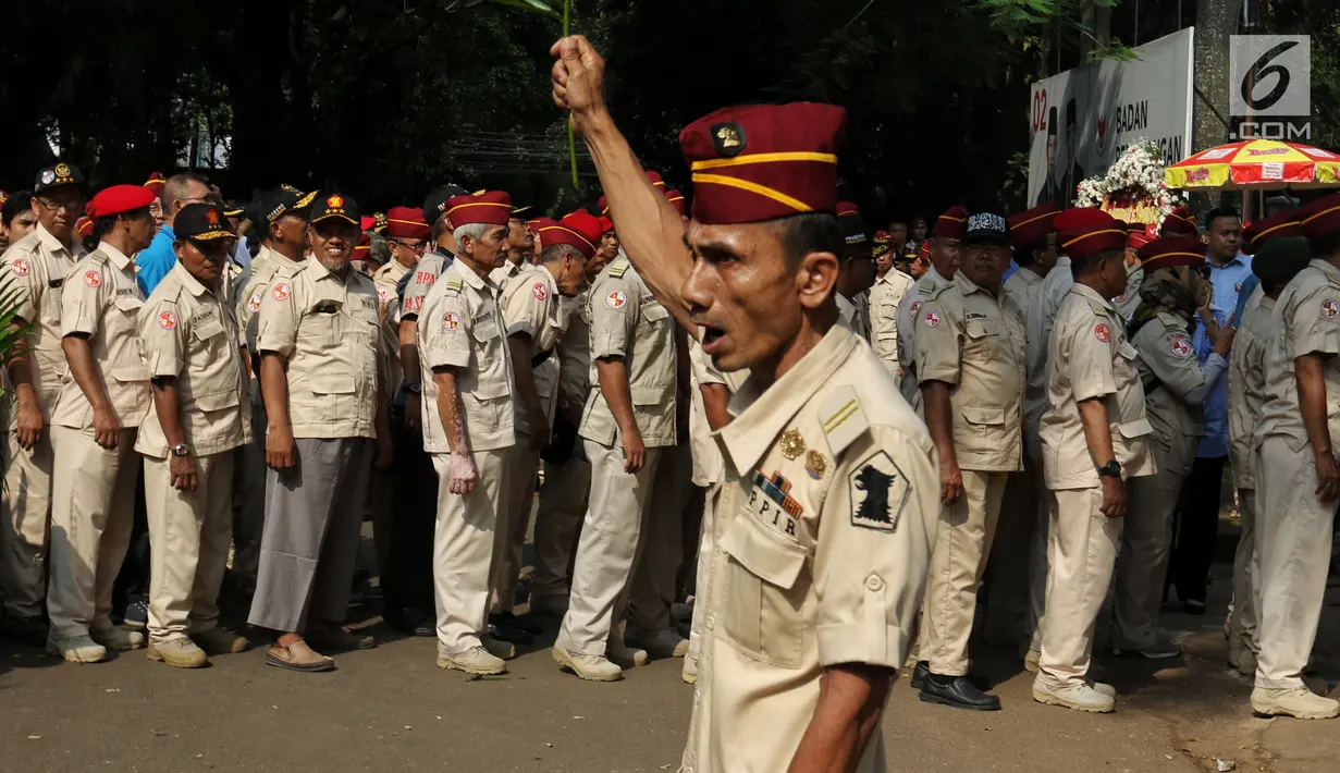 Anggota Persatuan Purnawirawan Indonesia Raya (PPIR) saat mendatangi kediaman capres nomor urut 02 Prabowo Subianto di Jalan Kertanegara IV, Kebayoran Baru, Jakarta, Kamis (18/4). (Liputan6.com/JohanTallo)