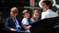 Pangeran Louis, Putri Charlotte, dan Pangeran George bersama ibunda mereka, Kate Middleton, naik kereta kuda selama Parade Ulang Tahun Ratu, Trooping the Colour, sebagai bagian dari perayaan ulang tahun platinum Ratu Elizabeth II, di London pada 2 Juni 2022. (DANIEL LEAL / AFP / POOL)