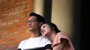Karena beradegan sebagai sepasang kekasih, keduanya pun dituntut untuk mesra. Dari pandangan mata, pegangan tangan, dan gestur lainnya mereka lakukan demi mendapatkan kesan sebagai sepasang kekasih. (Nurwahyunan/Bintang.com)