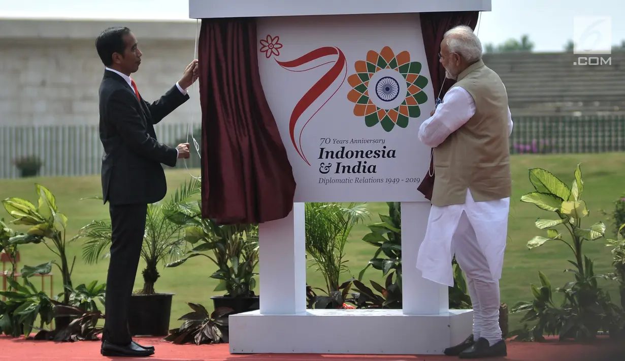 Presiden Joko Widodo (Jokowi) dan Perdana Menteri India, Narendra Modi membuka tirai peringatan HUT hubungan diplomasi Indonesia-India di kawasan Monas, Jakarta, Rabu (30/5). (Merdeka.com/Iqbal S. Nugroho)