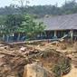 SDN Cileuksa 2 di Kampung Cileuksa Desa, Desa Cileuksa, Sukajaya, Bogor, Jawa Barat Rusak Diterjang Longsor pada Senin (6/1/2020). (Foto: Achmad Sudarno/Liputan6.com)