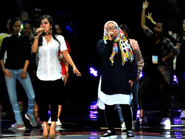 Syahrini dan Melly Goeslaw melakukan Gladiresik HUT 26 SCTV di Istora Senayan, Jakarta, Selasa (23/8). Penyanyi pemilik jargon 'sesuatu' itu akan berkolaborasi dengan Melly Goeslaw membawakan lagunya bertajuk Seperti Itu. (Liputan6.com/Johan Tallo)