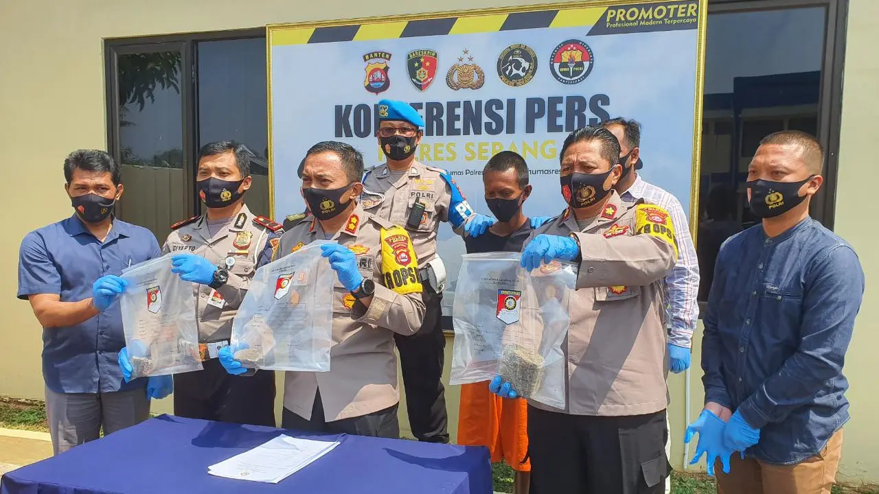 Polisi mengungkap teror pelemparan batu ke kendaraan yang melintas di Tol Tangerang-Merak