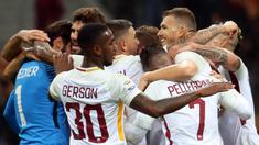 Para pemain AS Roma merayakan kemenangan atas AC Milan pada laga Serie A Italia di Stadion San Siro, Milan, Minggu (1/10/2017). Milan kalah 0-2 dari Roma. (AP/Matteo Bazzi)