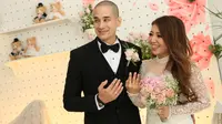 Seperti yang dilansir dari Liputan6.com, ekspresi bahagia Okan dan Lee semakin terpancar ketika Pendeta sudah menyatakan keduanya telah resmi menjadi pasangan suami istri. (Nurwahyunan/Bintang.com)