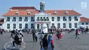 Sejumlah pengunjung memadati kawasan wisata Kota Tua, Jakarta, Kamis (21/9). Wisata kota tua dengan daya tarik bangunan sejarah Jakarta ini dipadati pengunjung yang memanfaatkan masa libur Tahun Baru Islam. (Liputan6.com/Helmi Afandi)