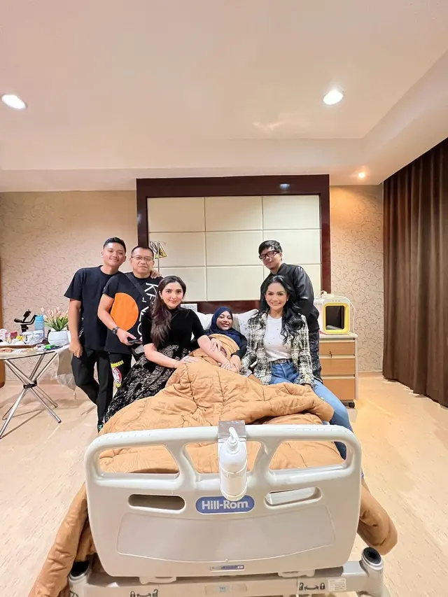 Aurel Hermansyah di rumah sakit. (Foto: Dok. Instagram @ashanty_ash)